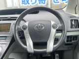 インテリアに合わせたデザインのステアリングは、運転される方のことも考え、運転しやすい形状、大きさです。是非一度、実際に触ってお確かめください。
