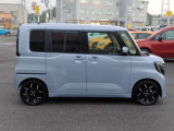 標識検知機能 フロントカメラにより前方の車両進入禁止・速度・一時停止の標識を検知。進入禁止路へ進入しそうになった場合や一時停止が必要な場所で、警告表示などで注意を喚起します。