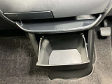 【インストセンターロアボックス】CDなどが収納できる格納式のボックス!