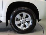 純正のアルミホイール装着車です。タイヤサイズは265/65R17です。