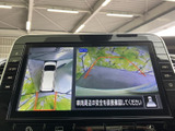 車両周辺の状況を映像で確認できます。駐車時や狭い場所での運転をサポートし、安全運転を後押しします。万が一の時にも役立ちます。