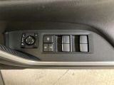 運転席ドアにパワーウィンドウのスイッチと電動格納式ドラミラーの操作ができます。