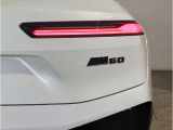 横長にテールライトをデザインすることにより、車両の幅が広く錯覚し、ワイドボディーでスポーティーな印象を与えます。