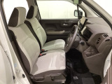 女性でも運転がしやすいように、シートの高さ調整機能(シートリフター)がついています。運転席と助手席の間が空いている為、助手席側への移動がスムーズです。交通量の多い道でも助手席側から乗り降りができます。