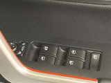 格納式リモコンドアミラーと、パワーウィンドウマスタースイッチです。車内の換気も運転席から簡単に行えます。