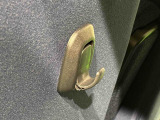 運転席&助手席の背面についたユーティリティフックには荷物がサッと掛けられます。