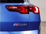 BMWのテールランプはプレスラインへと続く形状のため、統一感のある綺麗なラインを演出しております。
