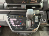 扱いやすい専用シフトレバーです♪指先一つで操作可能な電動パーキングブレーキ付き♪