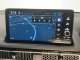 ダッシュボードに自然に溶け込むようにデザインされた純正メモリーナビゲーション。