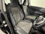 内装工程では、中古車を気持ちよくお乗りいただけるよう清掃しています。ニオイの元となるフロアカーペットまで洗浄・消臭済み?