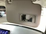 【サンバイザー】眩しい日差しをカットしてクリアな前方視界を確保。身だしなみを整えるミラーや、駐車券をサッと収納できるホルダーなど、運転席周りの「欲しい」を形にした便利装備です。