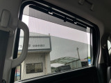 リア窓ガラスには日射しをやわらげるロールサンシェード付き☆