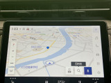 鮮明な地図表示で、安全なナビゲーションを実現。スムーズなルート案内で、目的地までの道のりをサポートします。