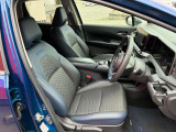 ゆったりと座れる運転席周りです。体にフィットするので、腰や背中が疲れにくく、ロングドライブや高速走行も快適!