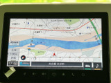 目的地までスムーズに導いてくれるナビゲーションシステム。高精細な地図表示で、初めての道も安心です。運転に集中できる環境をサポートします。