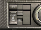 助手席側はパワースライドドアウェルカムオープン機能 降車時にスイッチで予約しておけば、乗車時に電子カードキーを持ってクルマに近づくだけでパワースライドドアが自動でオープン♪