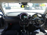 視界が広く運転しやすい運転席まわりです。各スイッチ類の位置も直感的に操作しやすく、長距離ドライブでも疲れにくい設計になっています。