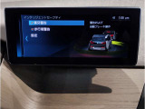 【ⅰドライブナビゲーション】文字情報も鮮明に表示する高解像度カラーディスプレイを採用。視認性に優れた地図デザインと特徴的な建造物を目印にした描写表示で現在位置を把握できます。地図データの更新も可能です