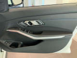 窓の操作だけではなく運転席のメモリーも出来るドアパネルになっております。