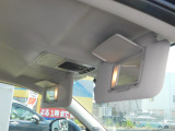 運転席、助手席のサンバイザーには鏡が付いていてちょっとした化粧直しや身だしなみのチェックができます。