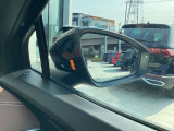 サイドアシスト装備車 ミラー内のLEDにより死角による事故を軽減いたします。