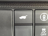 【パワーバックドア】スマートキーや運転席のボタンを押すだけでリアゲートが自動で開閉します!荷物を持っている時や、高い位置にあるバックドアを閉める際に便利な機能です♪