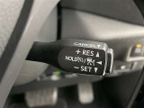 クルーズコントロール機能が付いています。 速度を設定するとアクセルを踏まなくても一定の速度で走ることができます。  高速道路ではとても便利な装置なんです。