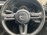 操作しやすいステアリング。握り心地も良く、長距離運転でも疲れにくい設計です。スイッチ類も手の届く範囲に配置されています。