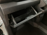 車検証入れなどを入れておくのに便利なグローボックス