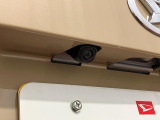 【バックカメラ】 駐車時に車両後方の様子を見ることができるので、運転の不安を軽くします。