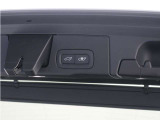 テールゲートには、スイッチ一つで開閉可能な電動開閉機能を装備。また、リアバンパーの下で足を動かすだけで開閉できる、ハンズフリー・オープニング/クロージング機構も搭載しています。