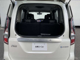 デュアルバックドアがついていますので、狭い場所でも荷物の出し入れが可能です!