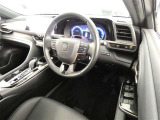 ドライバーを包み込むようなデザイン。運転していて安心感、高級感を感じられるコックピットです。