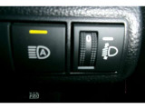 オートマチックハイビームを装備。先行車や対向車のライトを認識し、ハイビームとロービームを自動で切り替える機能です。夜道の視界を確保し歩行者などの早期発見をサポート。切り替え忘れも防いでくれます。