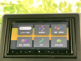 鮮明な画面表示で、目的地までのナビ情報を容易に確認できます。音楽や動画も高音質・高画質で楽しめます。