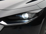 強い意志を秘めた瞳の様な造形が美しい、LEDヘッドライト。前方者や対向車を検知して、ハイ/ローを自動切換えするハイビームコントロールを採用しています。