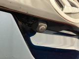 【バックカメラ】 駐車時に車両後方の様子を見ることができるので、運転の不安を軽くします。