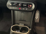 【置き型充電器】置き型充電に対応しております。お持ちの携帯電話が置き型充電器対応でしたら、充電コードの必要なく、すっきりとした車内のまま携帯の充電が可能です。