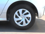 【トヨタ純正ホイールカバー付きスチールホイール】タイヤサイズは『175/70R14』残溝はフロントが残り9分山・リアが残り9分山程度です。