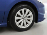 装着タイヤサイズは、215/55R17です。