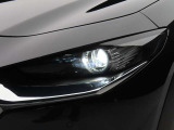 強い意志を秘めた瞳の様な造形が美しい、LEDヘッドライト。前方者や対向車を検知して、ハイ/ローを自動切換えするハイビームコントロールを採用しています。