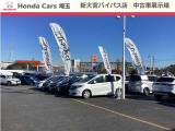 中古車展示場の風景です。人気のフィットも数多く展示中。現行タイプや、元試乗車など魅力的な中古車も多数ございます。担当スタッフがご案内致しますので、お気軽にお声かけ下さい。