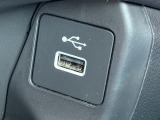 USBジャック搭載しております。純正ナビと連動しているため、接続機器の充電をするとともに音楽再生も可能です!お気に入りのプレイリストを再生して楽しくドライブできますよ!