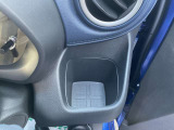 運転席の手の届く場所には500mlのパック飲料もピッタリ入る大きめのドリンクホルダーがございます(^^) ドライブ中の水分補給もバッチリです♪