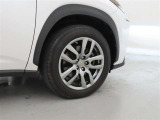 装着タイヤサイズは、225/60R18です。純正アルミホイールを装着しております。
