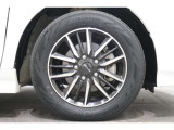 純正のアルミホイールが足元を飾ります!タイヤサイズは185/65R15になります。