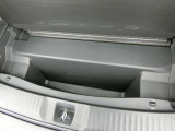 荷室床下の空間は、取り外したパーセルカバーの収納も可能です。