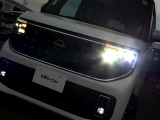 アダプティブLEDヘッドライトシステムは、照射パターンを変化させて対向車や先行車が眩しくならないようにハイビームをキープすることで、良好な視界を確保します。