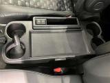 携帯電話や小物などを入れておくことができるホルダー付きです。
