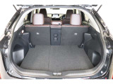 荷物の積みおろしがしやすいハッチバック。上方向にドアが開くので雨の日でも車内が濡れにくいですよ。
